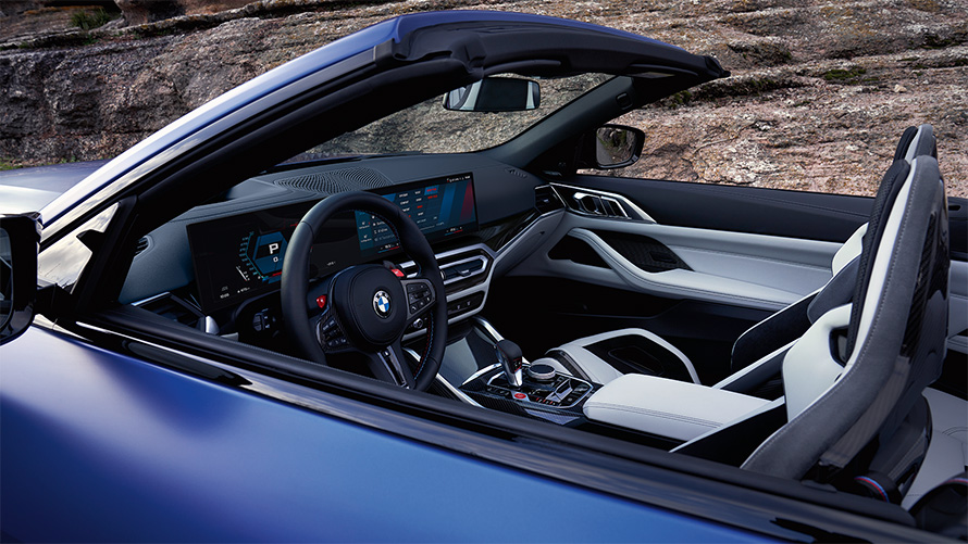 BMW M4 Competition Cabrio z M xDrive, G83, 2021, notranjost z odprto zložljivo platneno streho BMW M4 Competition Cabrio z M xDrive, G83, 2021, lakiranje BMW Individual v kovinski barvi Frozen Portimao Blue, kokpit in notranjost z odprto zložljivo platneno streho