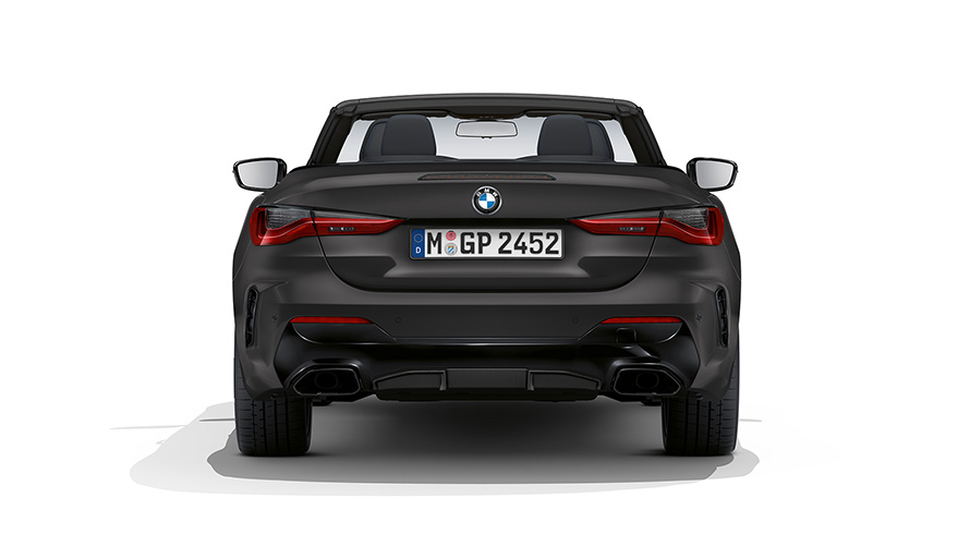 BMW M440i xDrive Cabrio, G23, 2020, lakiranje BMW Individual v kovinski barvi Frozen Deep Grey, pogled od zadaj z odprto zložljivo platneno streho