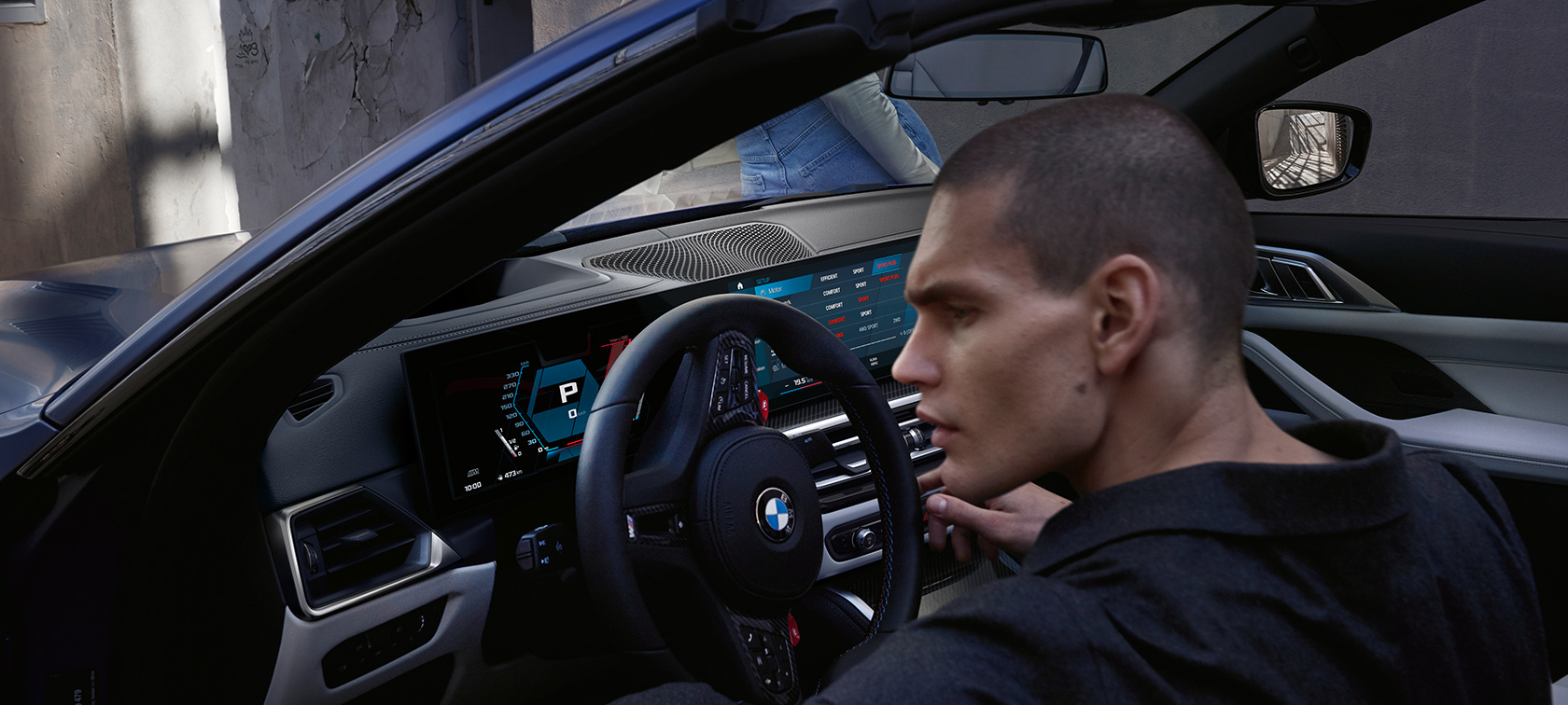 BMW M4 Competition Cabrio z M xDrive G83, 2021, kokpit BMW M4 Competition Cabrio z M xDrive G83, 2021, lakiranje BMW Individual v kovinski barvi Frozen Portimao Blue, kokpit z odprtimi vrati z manekenom