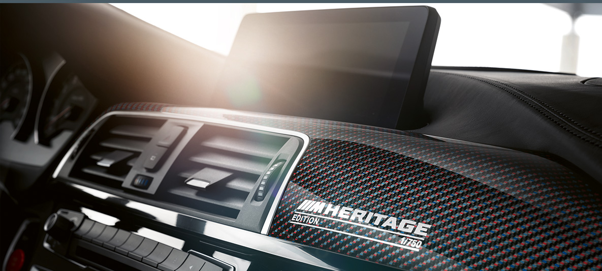 BMW M4 Coupé, M Heritage Edition, kokpit BMW M4 Coupé, M Heritage Edition, posebna izdaja, kokpit