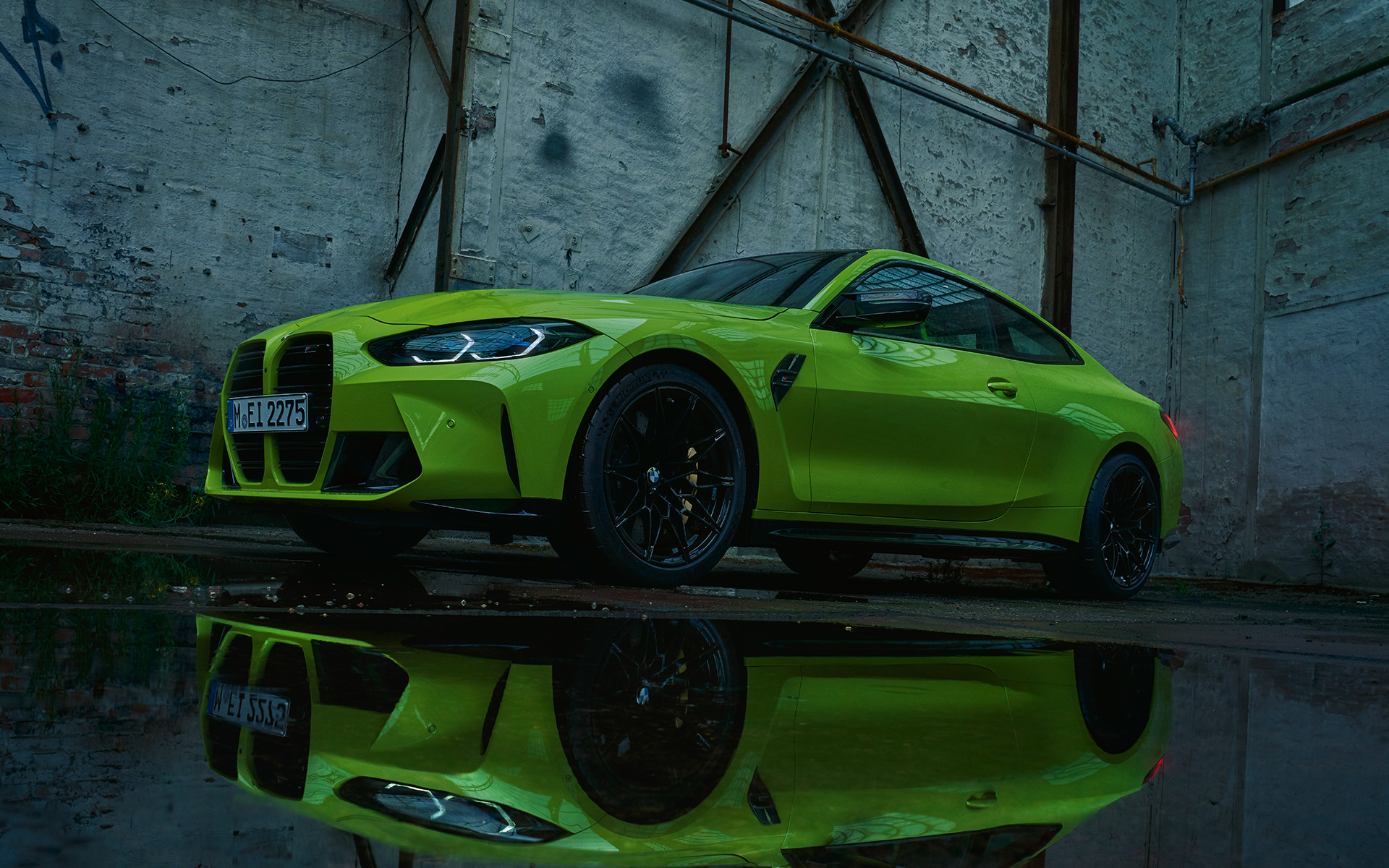 BMW M4 Competition Coupé, G82, 2020, barva Sao Paulo Yellow, tričetrtinski pogled od spredaj