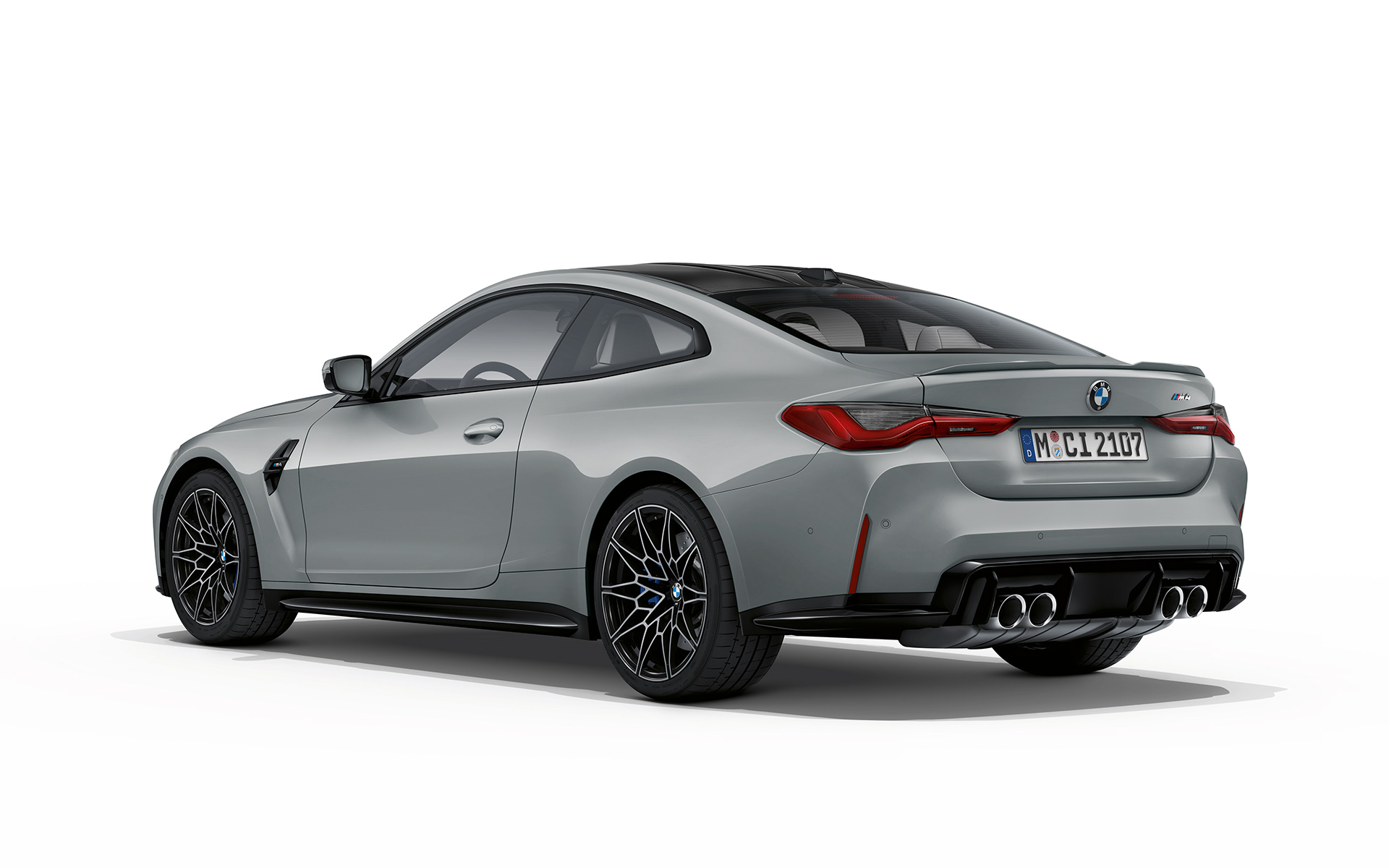 BMW M4 Coupé, G82, 2020, kovinska barva Brooklyn Grey, tričetrtinski pogled od zadaj