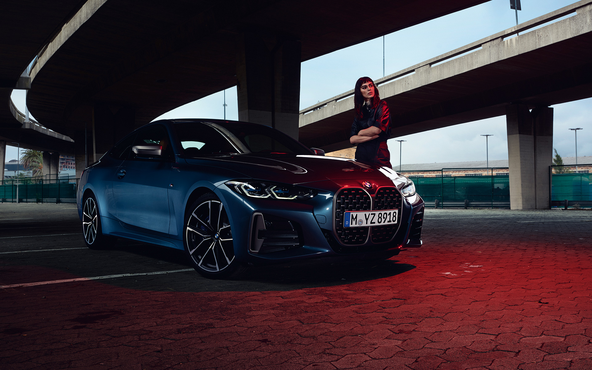 BMW M440i xDrive Coupé, G22, 2020, G82, 2020, kovinska barva Arctic Race Blue, tričetrtinski pogled od spredaj z manekenko