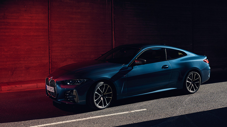 BMW M440i xDrive Coupé, G22, 2020, kovinska barva Arctic Race Blue, tričetrtinski pogled od spredaj med vožnjo