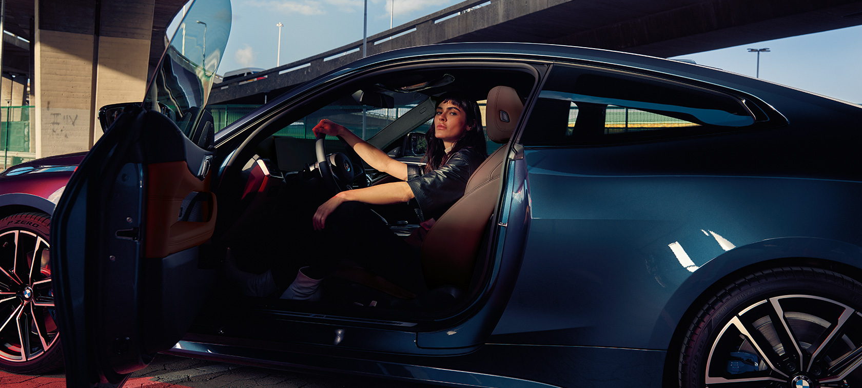 BMW M440i xDrive Coupé, G22, 2020, stranski pogled, manekenka v avtomobilu z odprtimi vrati BMW M440i xDrive Coupé, G22, 2020, kovinska barva Arctic Race Blue, stranski pogled, manekenka v avtomobilu z odprtimi vrati