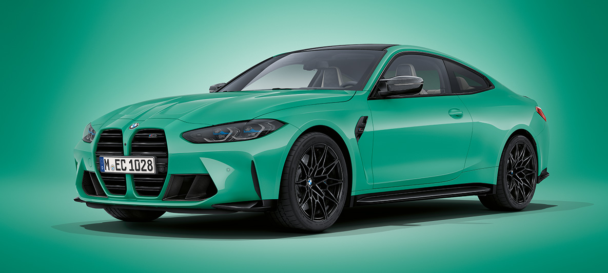 BMW M4 Coupé, lakiranje BMW Individual v kovinski barvi Mint Green, G82, 2021, tričetrtinski pogled od spredaj med mirovanjem BMW M4 Coupé, lakiranje BMW Individual v kovinski barvi Mint Green, G82, 2021, tričetrtinski pogled od spredaj med mirovanjem