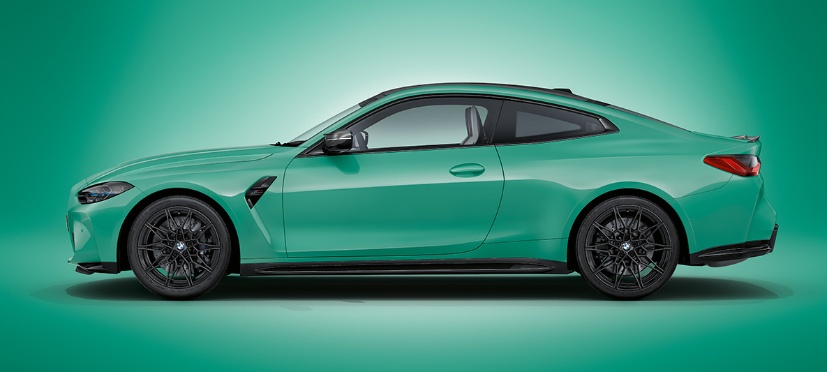 BMW M4 Coupé, lakiranje BMW Individual v kovinski barvi Mint Green, G82, 2021, stranski pogled med mirovanjem BMW M4 Coupé, lakiranje BMW Individual v kovinski barvi Mint Green, G82, 2021, stranski pogled med mirovanjem