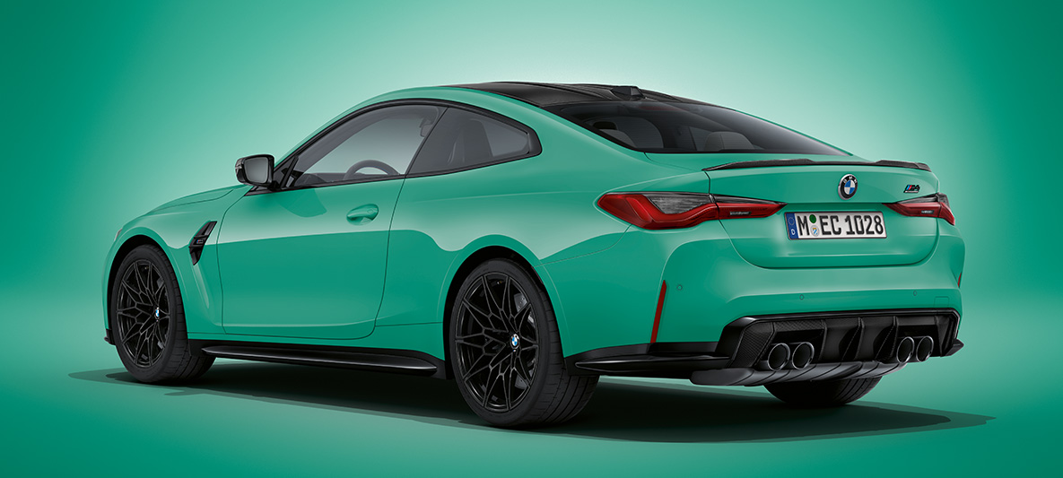 BMW M4 Coupé, lakiranje BMW Individual v kovinski barvi Mint Green, G82, 2021, tričetrtinski pogled od zadaj med mirovanjem BMW M4 Coupé, lakiranje BMW Individual v kovinski barvi Mint Green, G82, 2021, tričetrtinski pogled od zadaj med mirovanjem