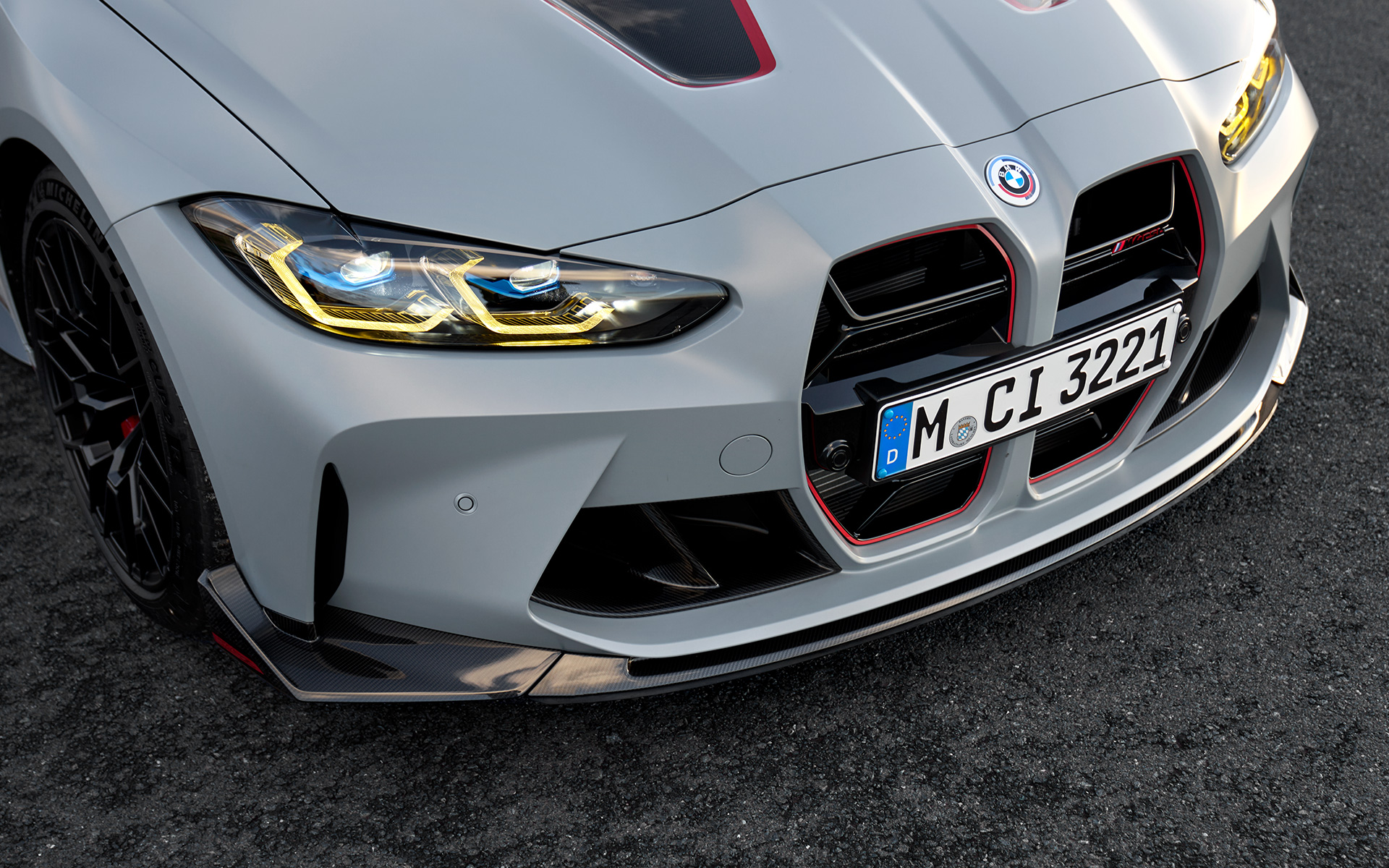 BMW M4 CSL, G82, sprednji podaljšek odbijača M Carbon BMW M4 CSL, G82, lakiranje BMW Individual v kovinski barvi Frozen Brooklyn Grey, pogled od blizu na sprednji podaljšek odbijača M Carbon