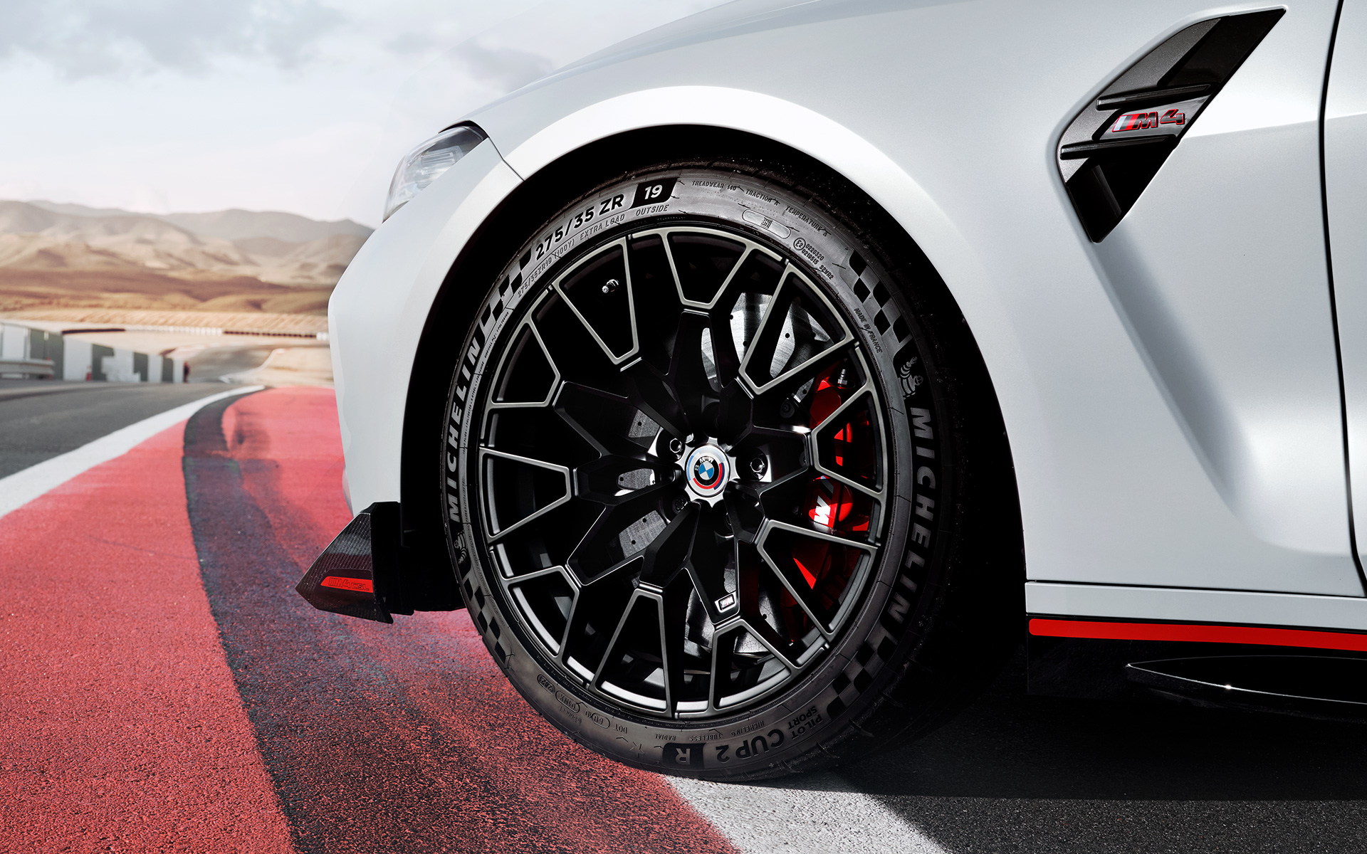 BMW M4 CSL, G82, keramične zavore M Carbon rdeče barve visokega sijaja BMW M4 CSL, G82, lakiranje BMW Individual v kovinski barvi Frozen Brooklyn Grey, keramične zavore M Carbon rdeče barve visokega sijaja s platišči lahke konstrukcije