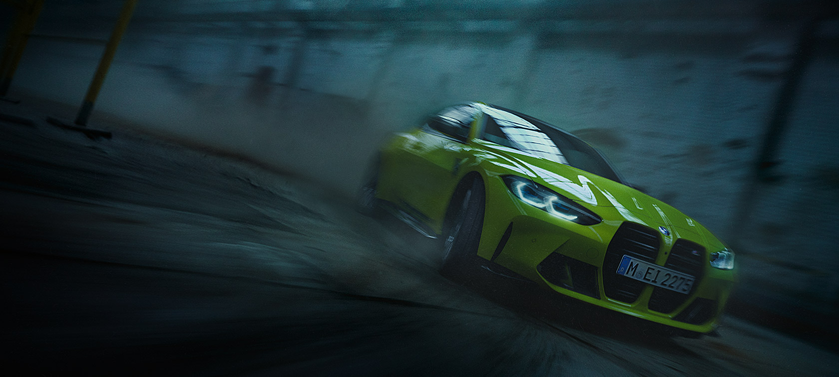 BMW M4, G82, 2020, barva Sao Paulo Yellow, tričetrtinski pogled od spredaj med vožnjo