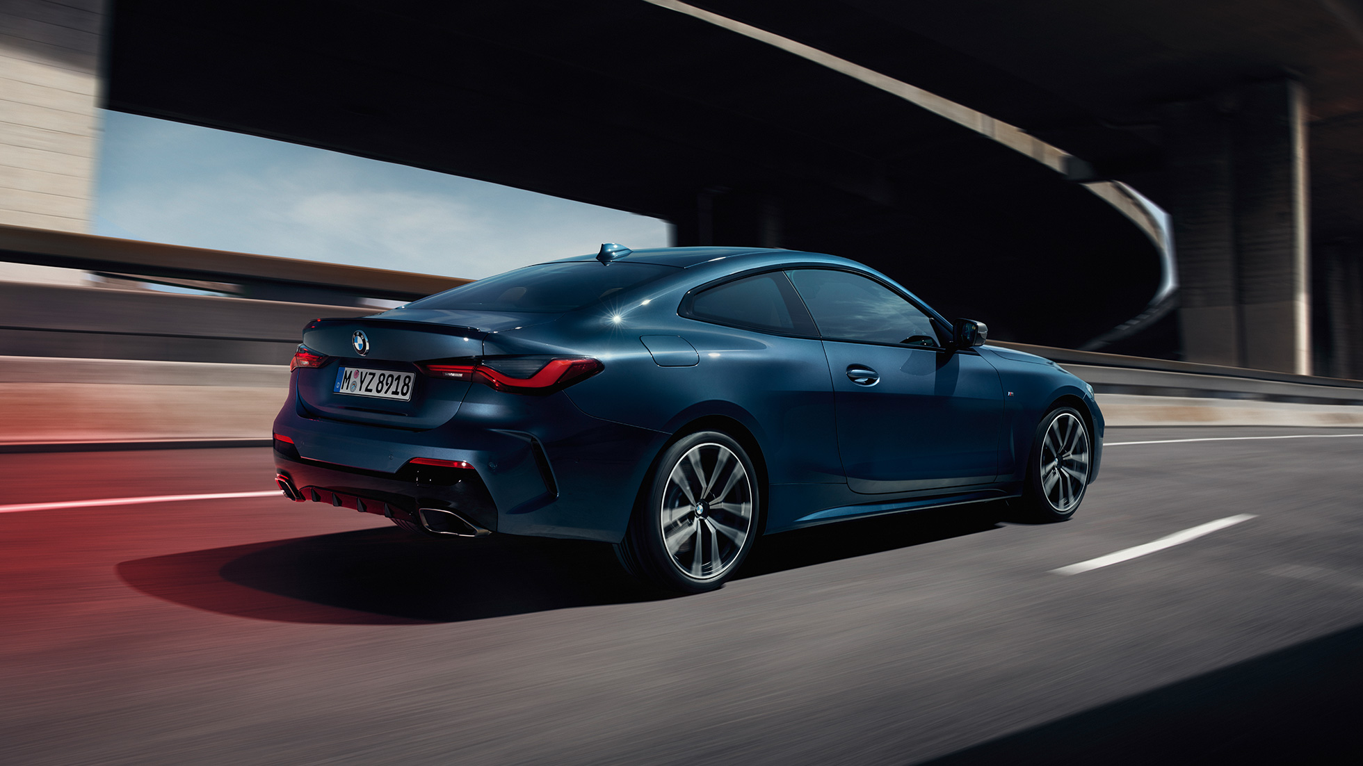 Tričetrtinski pogled od zadaj, BMW M440i xDrive Coupé, G22, 2020 BMW M440i xDrive Coupé, kovinska barva Arctic Race Blue, G22, 2020, tričetrtinski stranski pogled