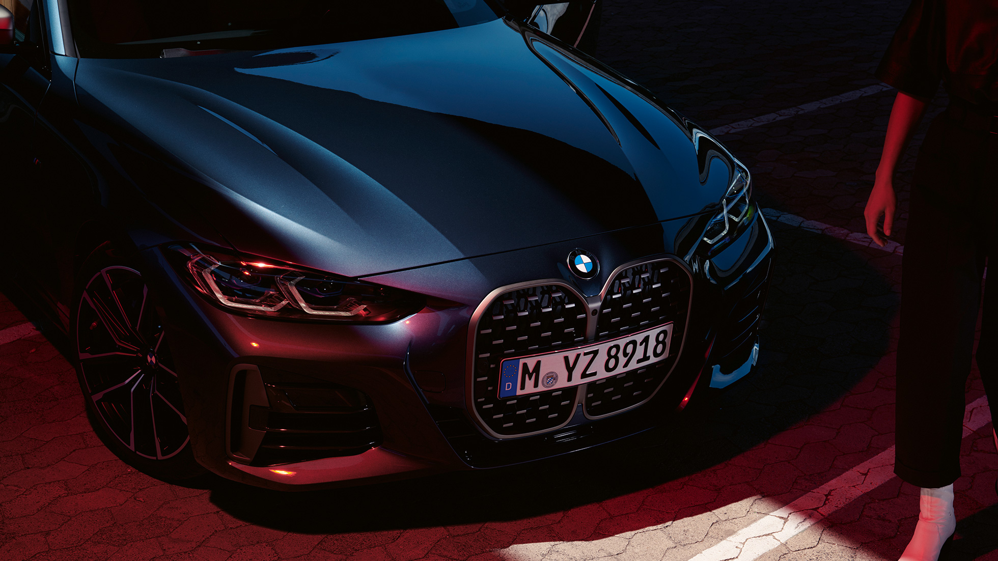 Dvojna ledvička BMW, BMW M440i xDrive Coupé, G22, 2020 BMW M440i xDrive Coupé, kovinska barva Arctic Race Blue, G22, 2020, tričetrtinski pogled od spredaj, dvojna ledvička BMW