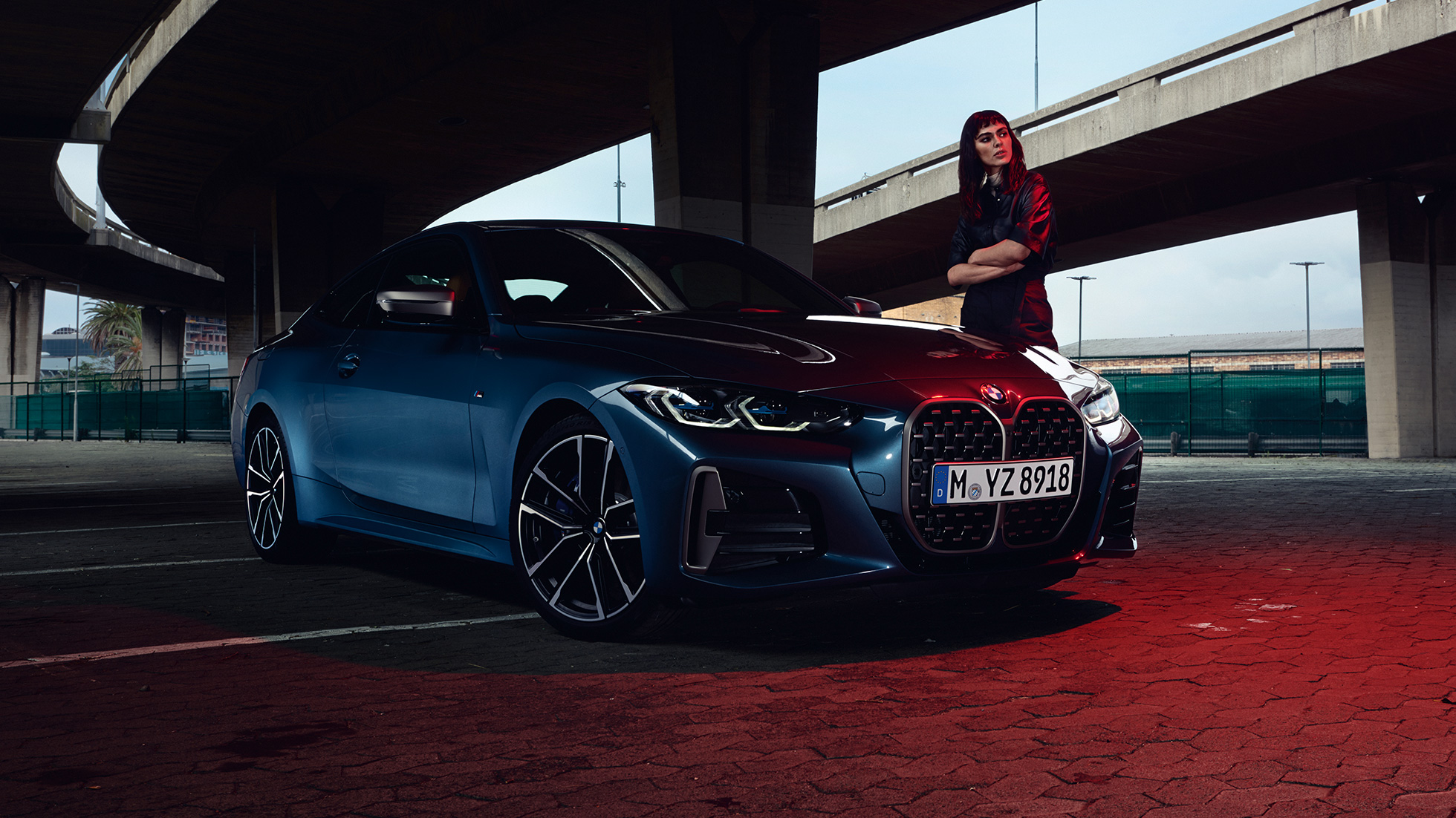 Maneken stoji zraven BMW M440i xDrive Coupé, G22, 2020, tričetrtinski stranski pogled BMW M440i xDrive Coupé, kovinska barva Arctic Race Blue, G22, 2020, tričetrtinski stranski pogled z manekenom