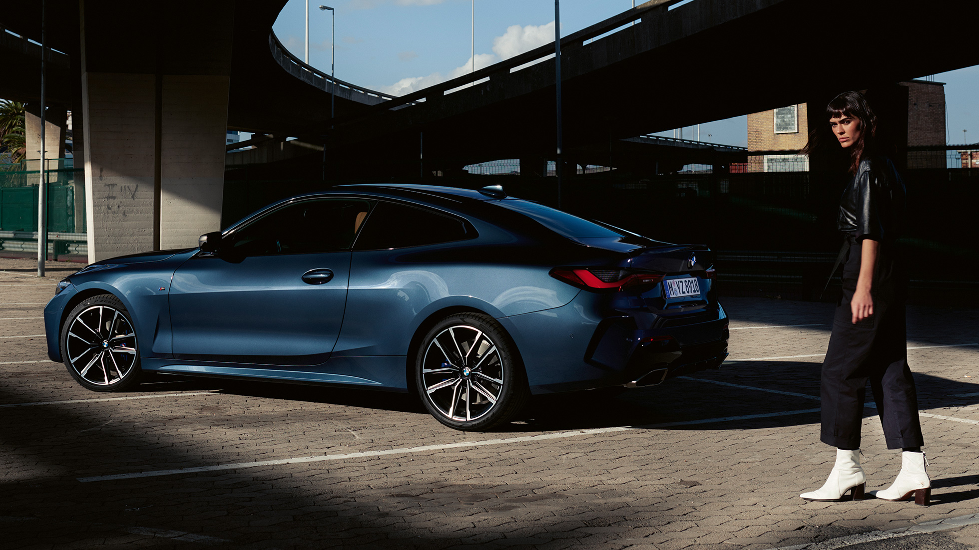 Tričetrtinski pogled od zadaj z manekenom, BMW M440i xDrive Coupé, G22, 2020 BMW M440i xDrive Coupé, kovinska barva Arctic Race Blue, G22, 2020, tričetrtinski pogled od zadaj z manekenom