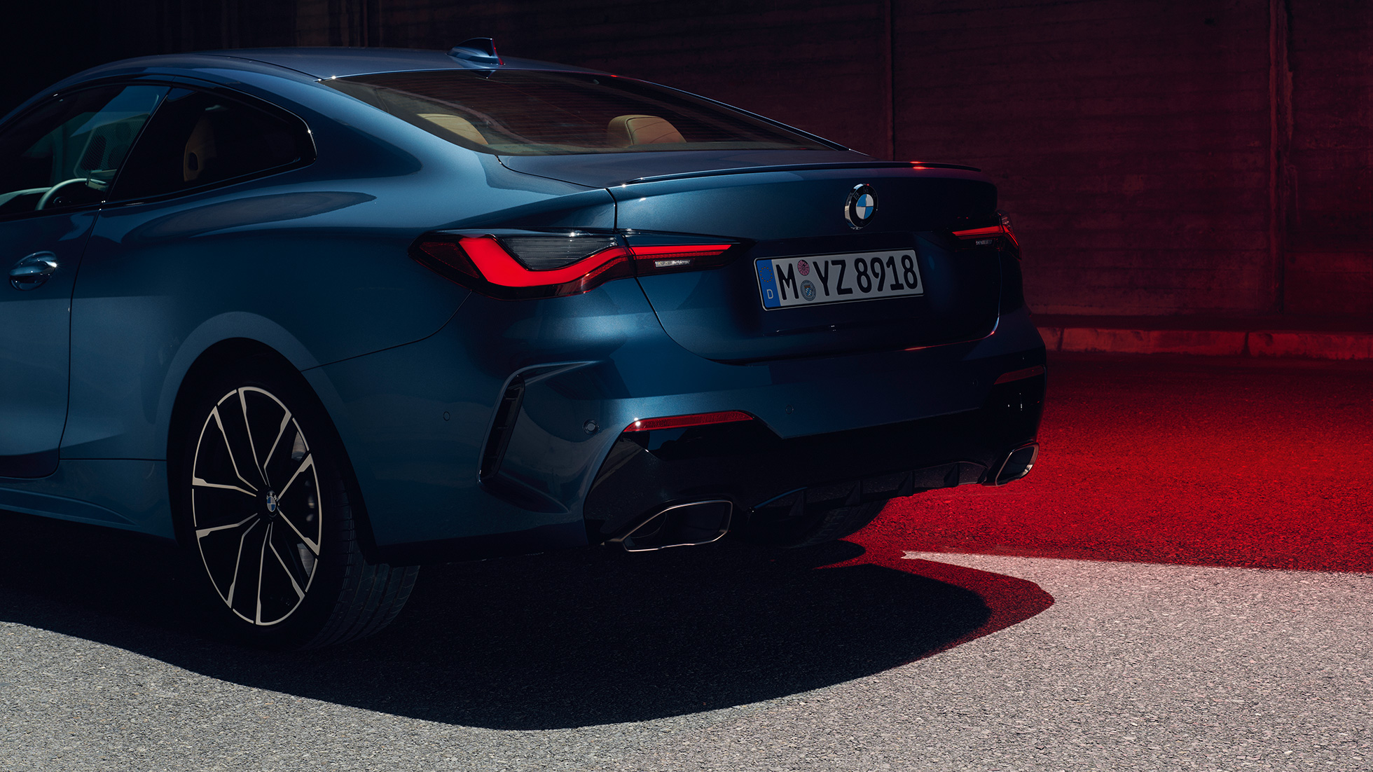 Tričetrtinski pogled od zadaj, zadnje luči, BMW M440i xDrive Coupé, G22, 2020 BMW M440i xDrive Coupé, kovinska barva Arctic Race Blue, G22, 2020, tričetrtinski pogled od zadaj, zadnje luči