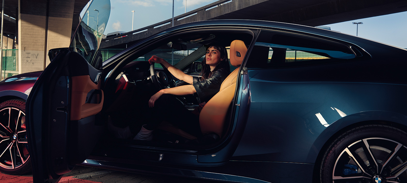 Stranski pogled z manekenom, BMW M440i xDrive Coupé, G22, 2020 BMW M440i xDrive Coupé, G22, 2020, kovinska barva Arctic Race Blue, stranski pogled, maneken v avtomobilu z odprtimi vrati