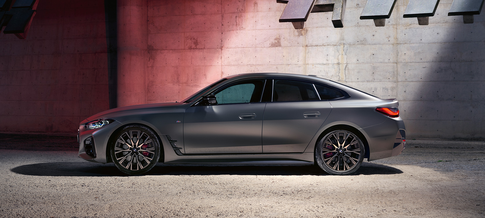 BMW M440i xDrive Gran Coupé, G26, 2021, stranski pogled BMW M440i xDrive Gran Coupé, G26, 2021, lakiranje BMW Individual v kovinski barvi Frozen Pure Grey, stranski pogled med mirovanjem
