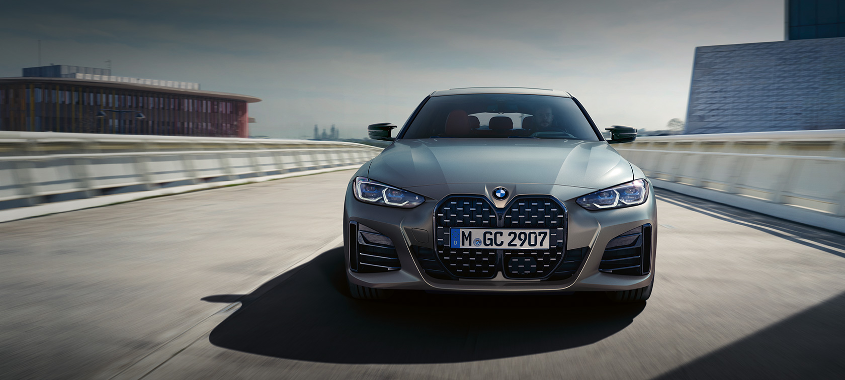 BMW M440i xDrive Gran Coupé, G26, 2021, lakiranje BMW Individual v kovinski barvi Frozen Pure Grey, pogled od spredaj