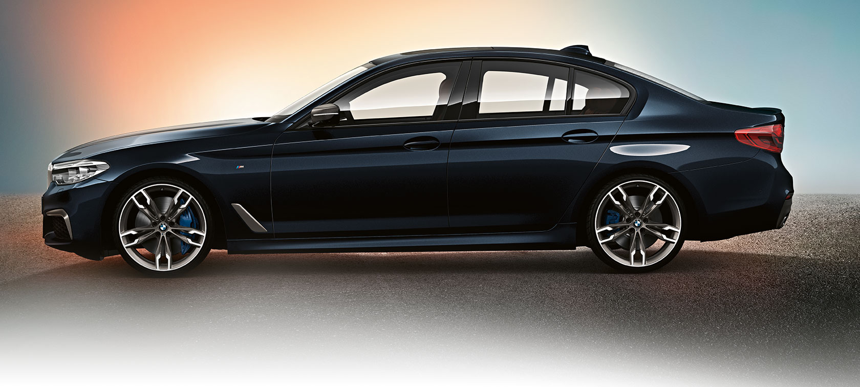 Oblika M avtomobilov serije 5 Limuzina. Oblika M avtomobilov BMW serije 5 M550i xDrive in M550d xDrive.