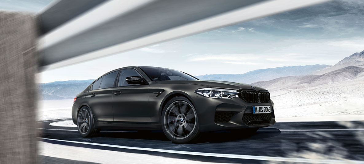 Vstopne odprtine za zrak. BMW M5 35 Edition Jahre, stranski posnetek med vožnjo.