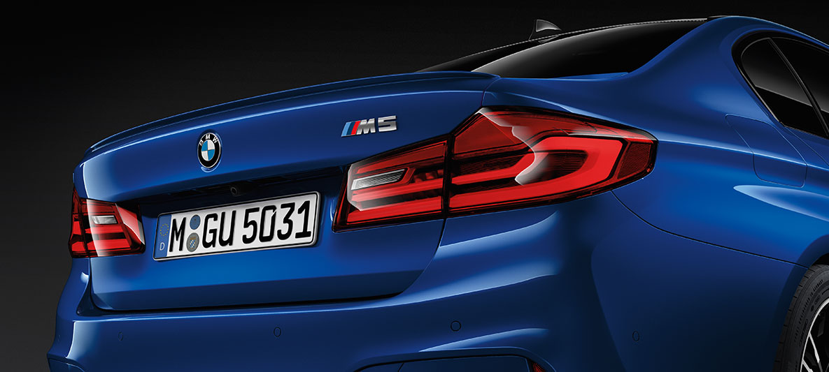 Značka M5. BMW M5, posnetek značke M5 na zadku podrobno.
