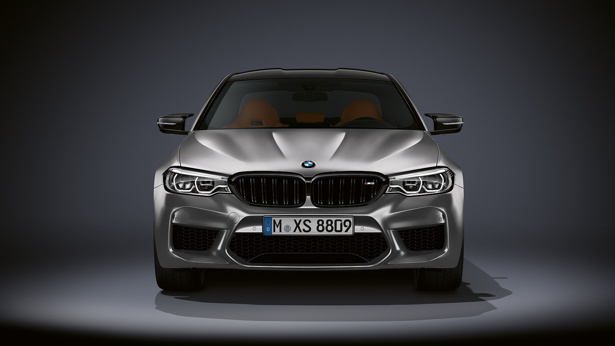M oblika. BMW M5 Competition, posnetek od spredaj.