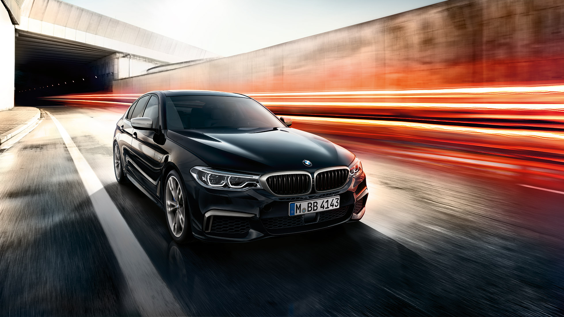 BMW M550i in BMW M550d. BMW M550i in BMW M550d, tričetrtinski posnetek od spredaj med vožnjo.