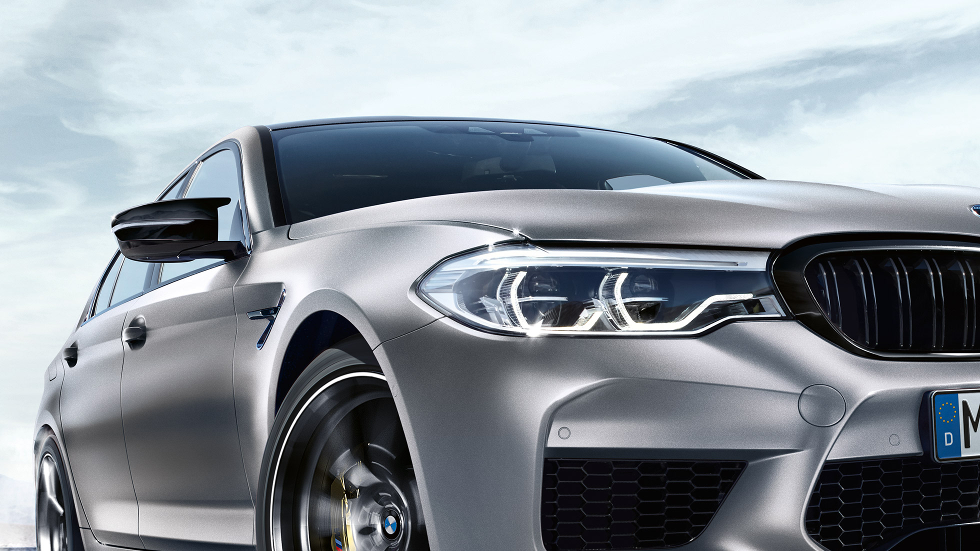LED-žarometi. BMW M5, tričetrtinski posnetek od spredaj z LED-žarometi.
