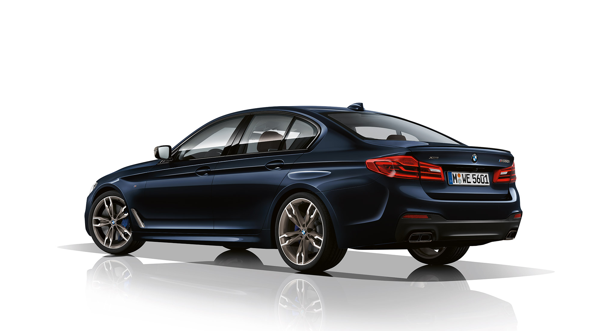 Zavore M Sport. Oblika BMW M550i in BMW M550d, tričetrtinski posnetek zadka.