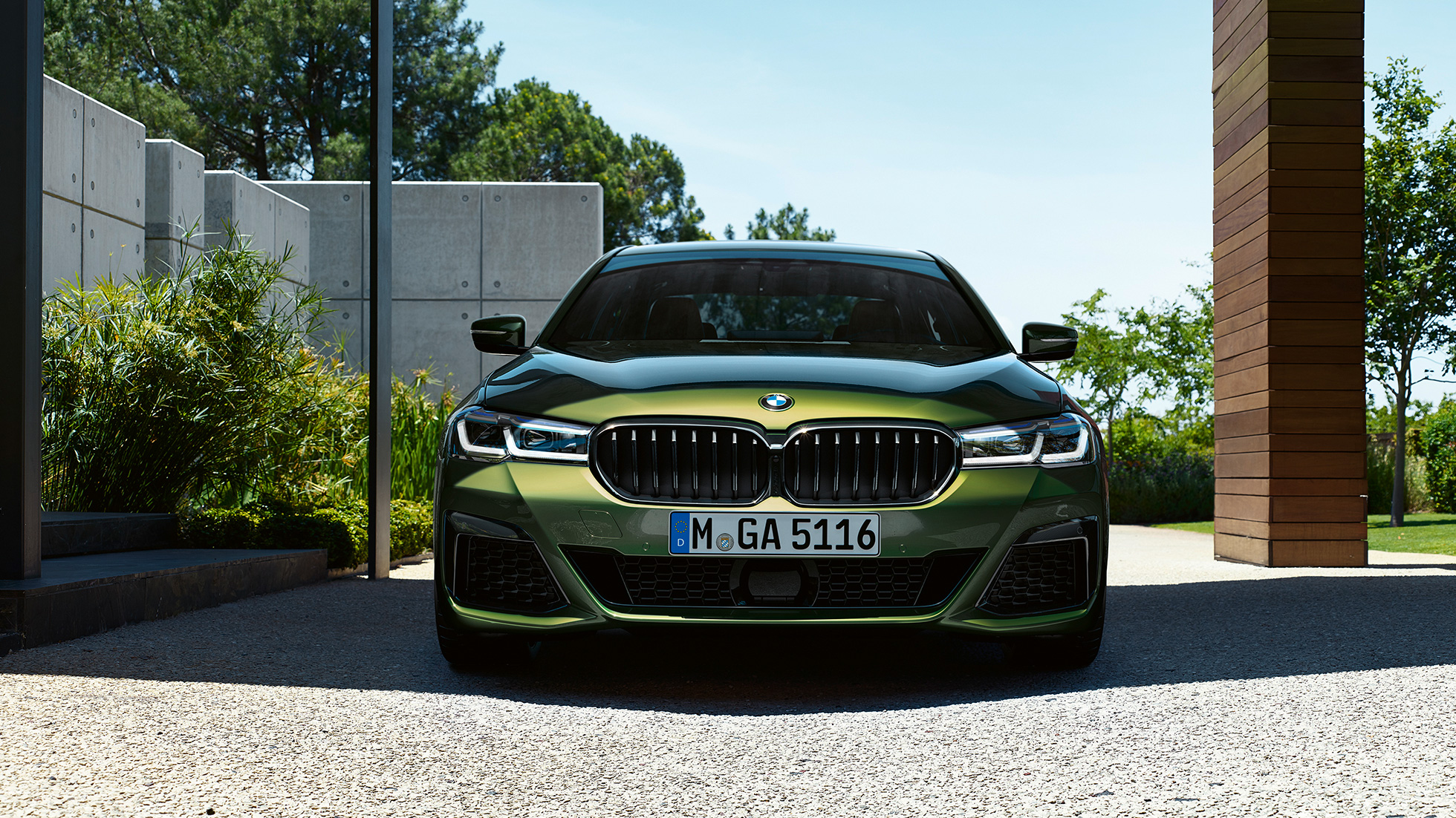 Prednji del z novo ledvičko, BMW M550i xDrive Limuzina, G30 LCI, osvežitev 2020 Prednji del z novo ledvičko, BMW M550i xDrive Limuzina, G30 LCI, osvežitev 2020, BMW Individual, kovinska barva Verde Ermes, tričetrtinski pogled od spredaj