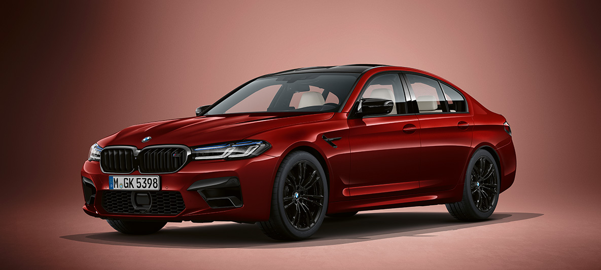 BMW Individual, BMW M5 Limuzina, F90 LCI, osvežitev 2020, kovinska barva Aventurine Red, tričetrtinski pogled od spredaj BMW Individual, BMW M5 Limuzina, F90 LCI, osvežitev 2020, kovinska barva Aventurine Red, tričetrtinski pogled od spredaj