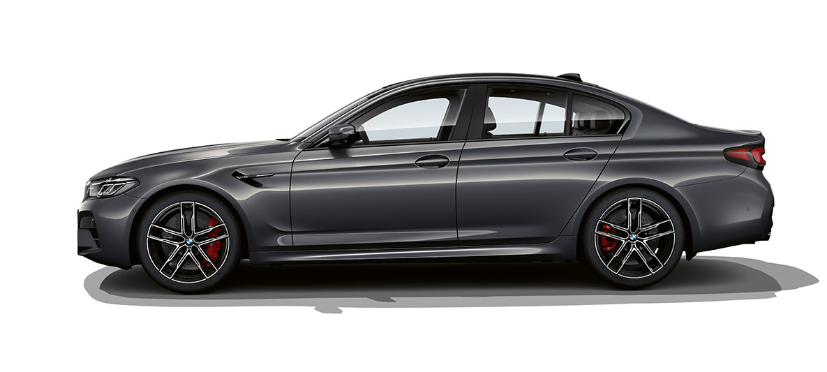 BMW M5, F90 LCI, osvežitev 2020, stranski pogled BMW M5, F90 LCI, osvežitev 2020, kovinska barva Brands Hatch Grey, tričetrtinski stranski pogled