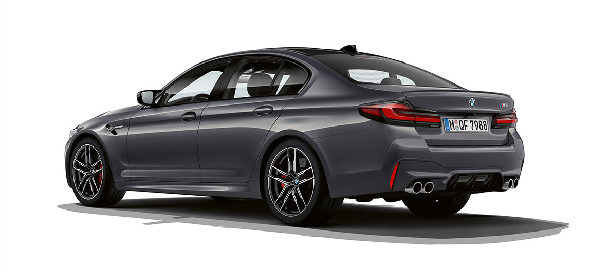 BMW M5, F90 LCI, osvežitev 2020, tričetrtinski pogled od zadaj BMW M5, F90 LCI, osvežitev 2020, kovinska barva Brands Hatch Grey, tričetrtinski pogled od zadaj