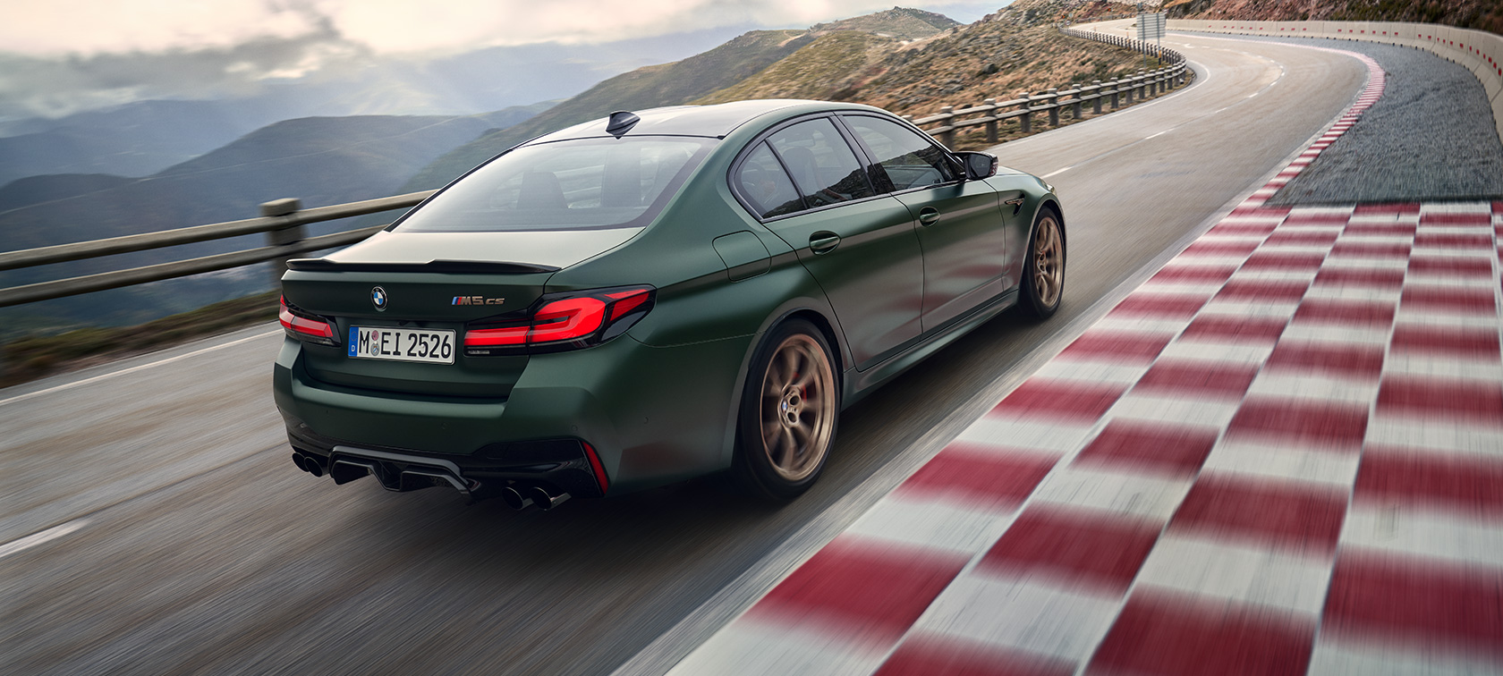 BMW M5, CS, F90, 2021, kovinska barva Frozen Deep Green, tričetrtinski pogled od zadaj BMW M5, CS, F90, 2021, kovinska barva Frozen Deep Green, tričetrtinski pogled od zadaj