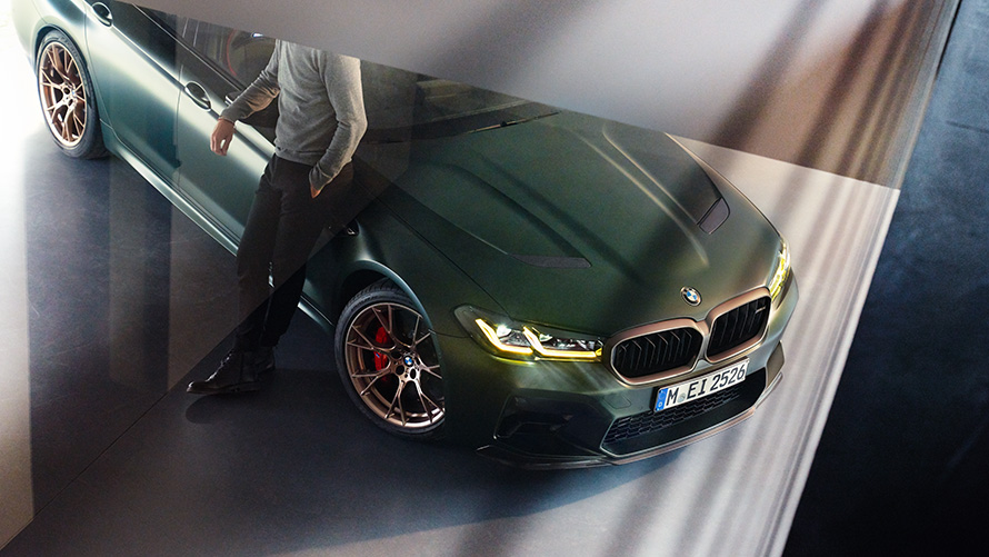 BMW M5 Competition F90 LCI Facelift 2020 stranski pogled stoje BMW M5 Competition F90 LCI Facelift 2020 BMW Individual Imola Rdeča stranski pogled stoje