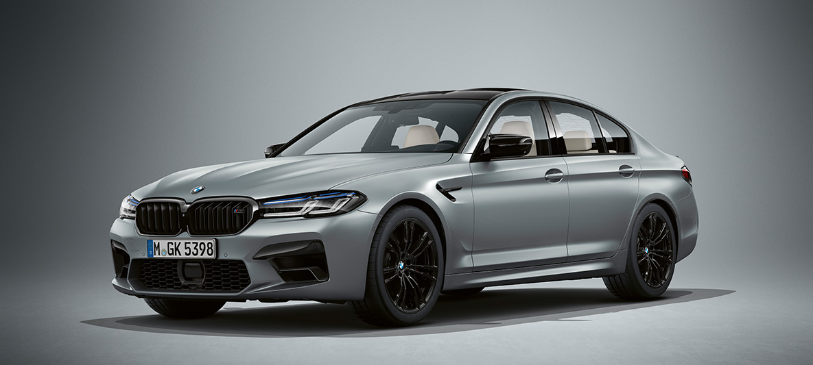 BMW Individual, BMW M5 Limuzina, F90, 2020, kovinska barva Frozen Bluestone BMW Individual, BMW M5 Limuzina, F90, LCI, osvežitev 2020, kovinska barva Frozen Bluestone, tričetrtinski pogled od spredaj