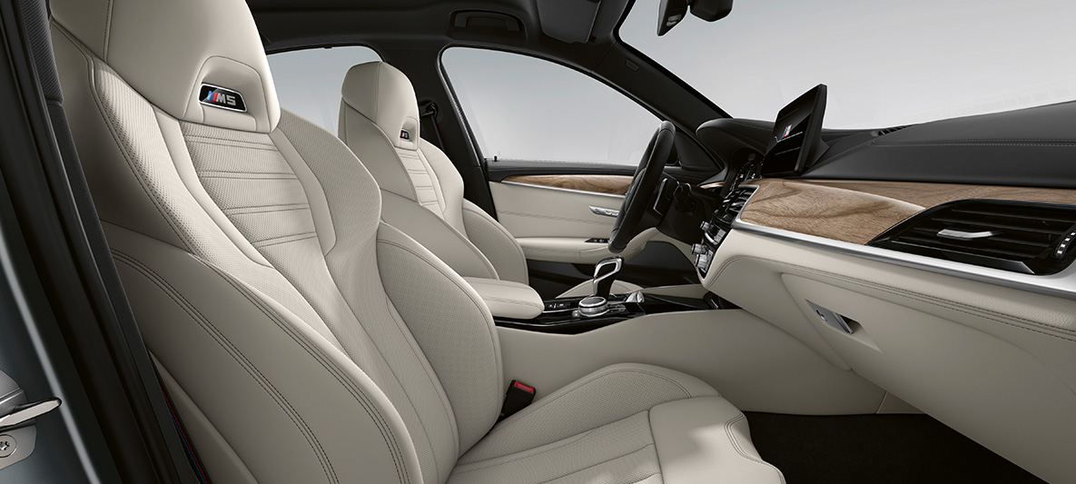 BMW Individual, BMW M5 Limuzina, F90, 2020, oblazinjenje BMW Individual v usnju Merino v barvi Smoke White/Black BMW Individual, BMW M5 Limuzina, F90, LCI, osvežitev 2020, oblazinjenje BMW Individual v usnju Merino v barvi Smoke White/Black, notranjost
