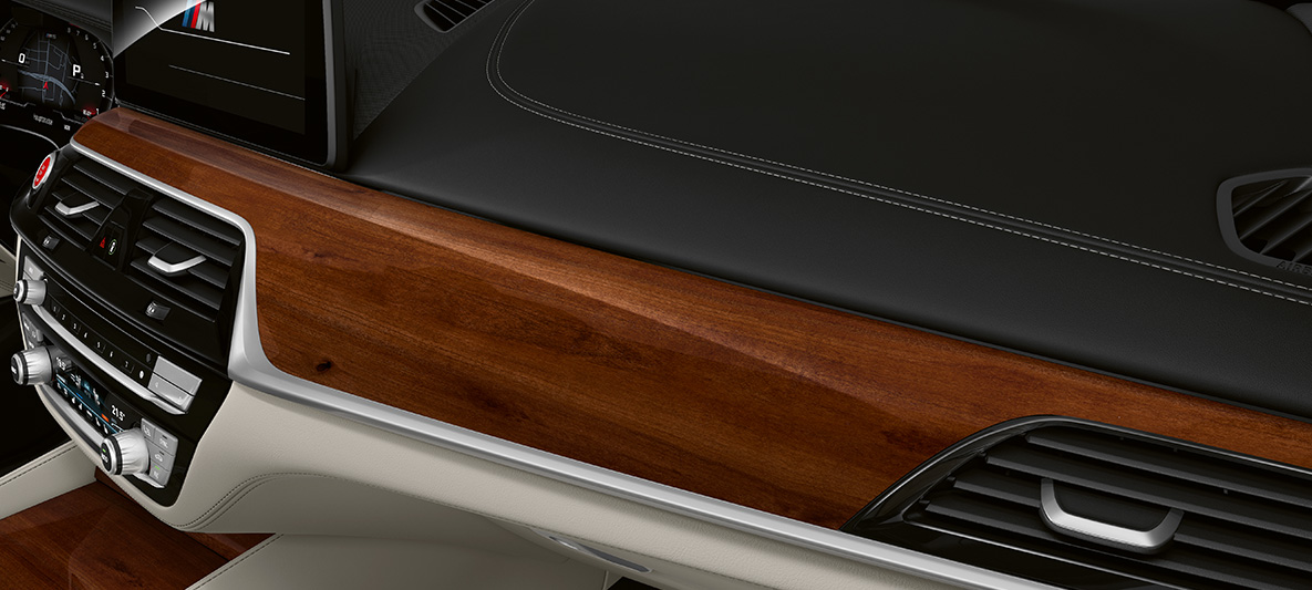 BMW Individual, BMW M5 Limuzina, F90, 2020, notranje obloge iz plemenite vrste lesa Plum Brown visokega sijaja s poudarki zaključkov Pearl Chrome BMW Individual, BMW M5 Limuzina, F90 LCI, osvežitev 2020, notranje obloge iz plemenite vrste lesa Plum Brown visokega sijaja s poudarki zaključkov Pearl Chrome