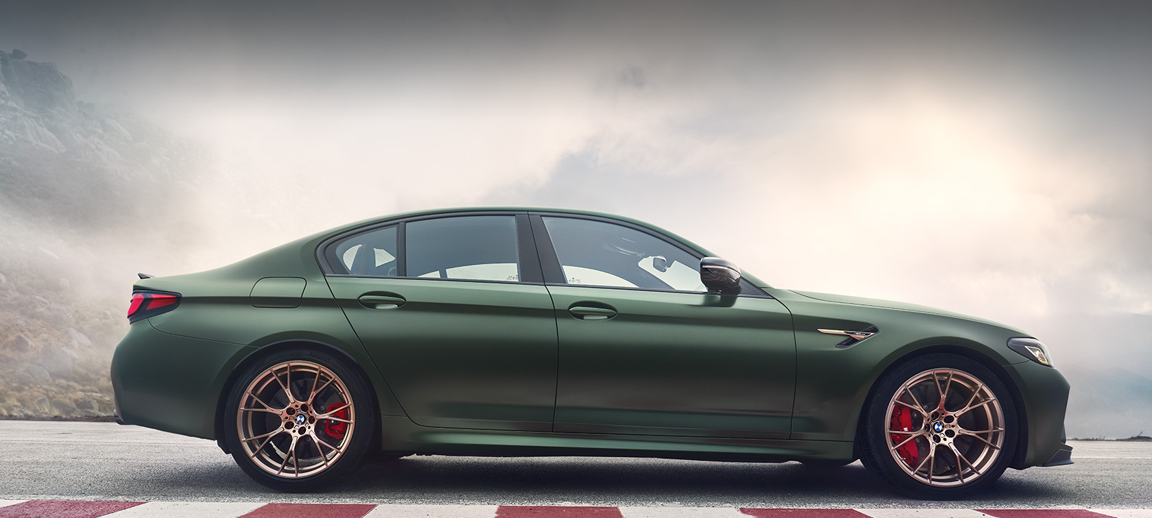 BMW M5, CS, F90, 2021, kovinska barva Frozen Deep Green, tričetrtinski pogled od spredaj BMW M5, CS, F90, 2021, kovinska barva Frozen Deep Green, tričetrtinski pogled od spredaj