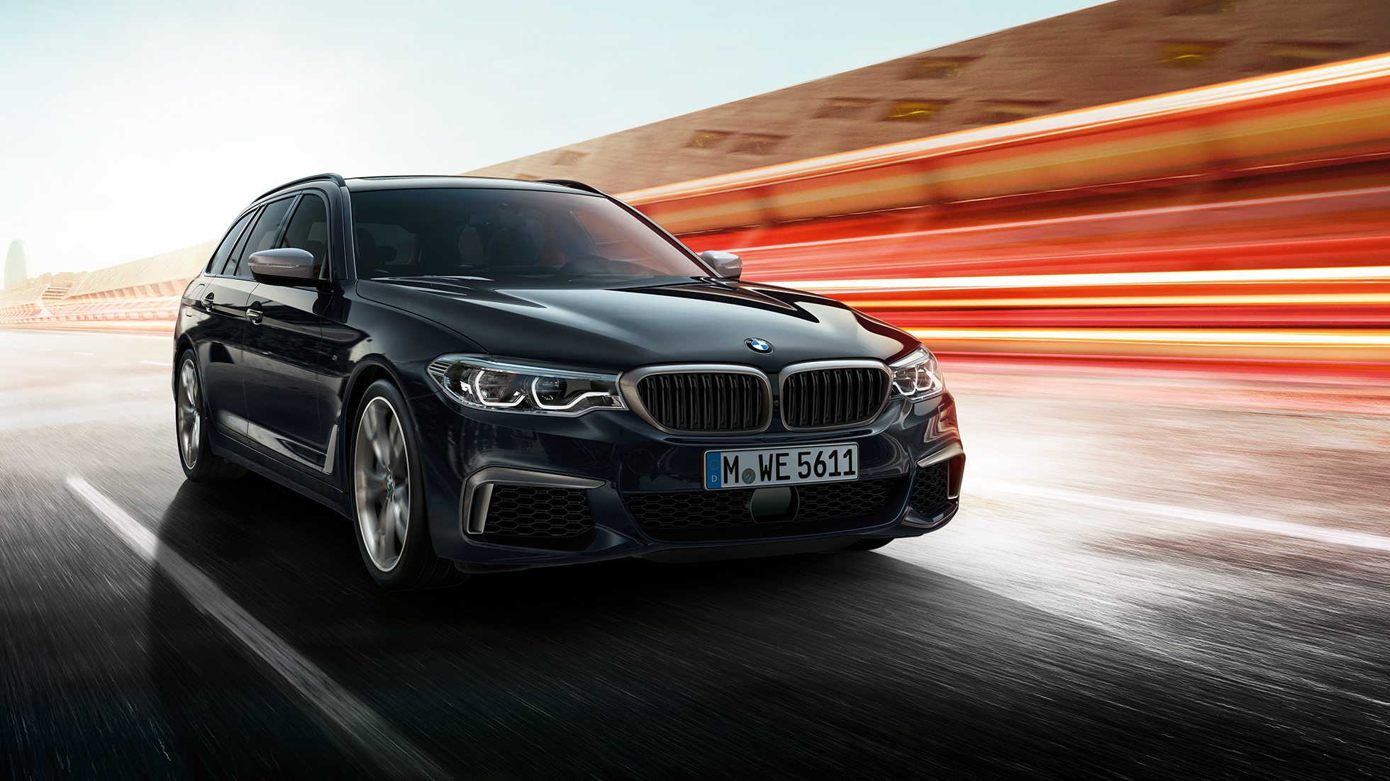 Ledvička BMW pri BMW M550d xDrive Touring Ledvička BMW pri BMW M550d xDrive Touring G31, kovinska barva Azurite Black, bližnji pogled od spredaj