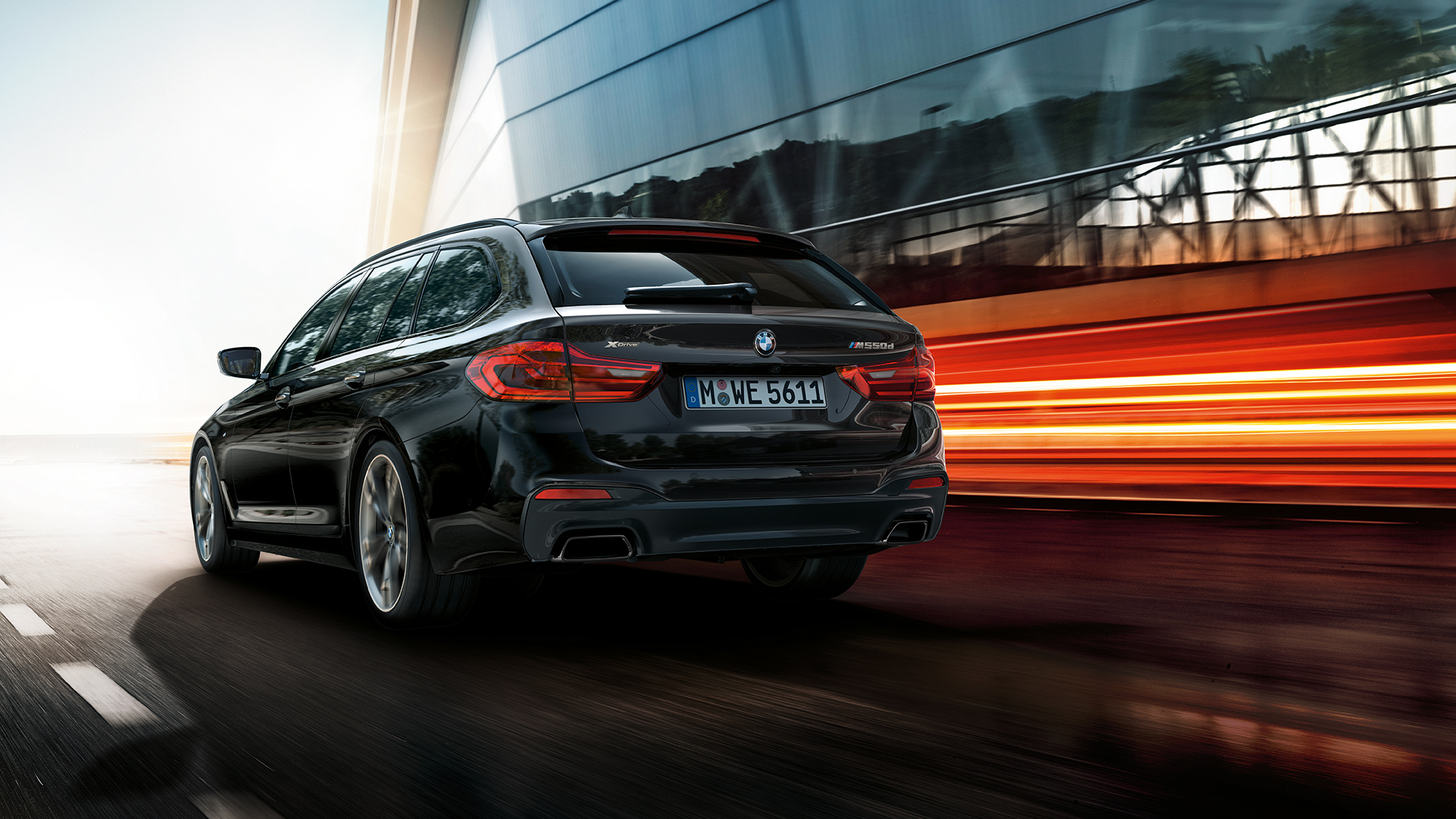 Tričetrtinski pogled od zadaj BMW M550d xDrive Touring BMW M550d xDrive Touring G31, kovinska barva Azurite Black, tričetrtinski pogled od zadaj
