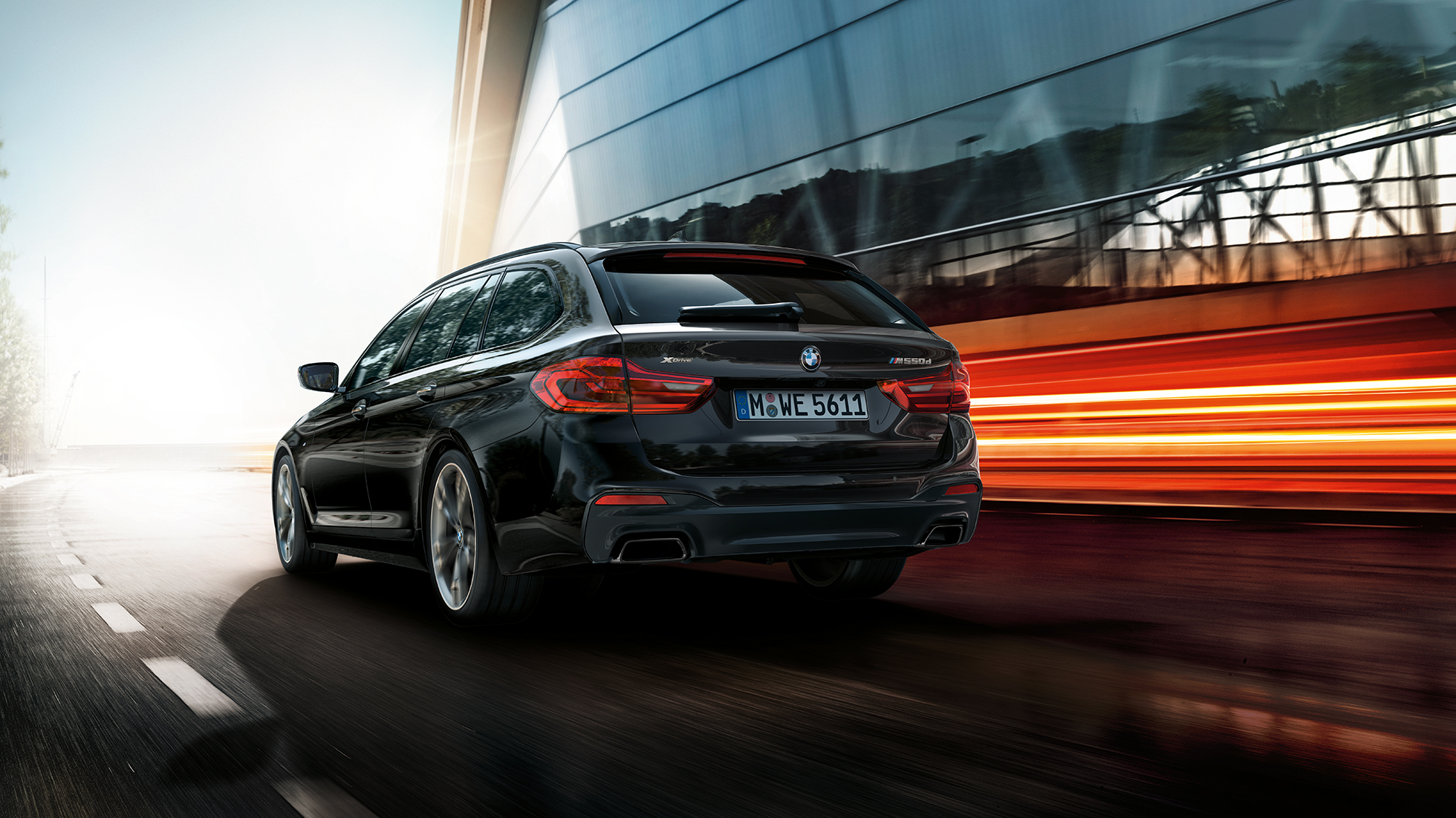 Oblika zunanjosti BMW M550d xDrive Touring Oblika zunanjosti BMW M550d xDrive Touring G31, kovinska barva Azurite Black, tričetrtinski pogled od zadaj, BMW M550d Touring, poudarki