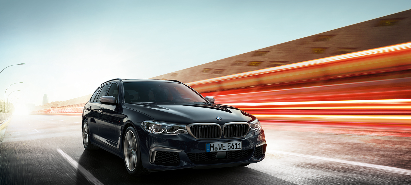 BMW M550d xDrive Touring, tričetrtinski pogled od spredaj BMW M550d xDrive Touring, novi G31, kovinska barva Azurite Black, tričetrtinski pogled od spredaj