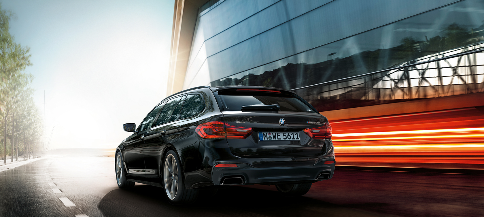 Tričetrtinski pogled od zadaj BMW M550d xDrive Touring BMW M550d xDrive Touring G31, kovinska barva Azurite Black, tričetrtinski pogled od zadaj, BMW M550d Touring