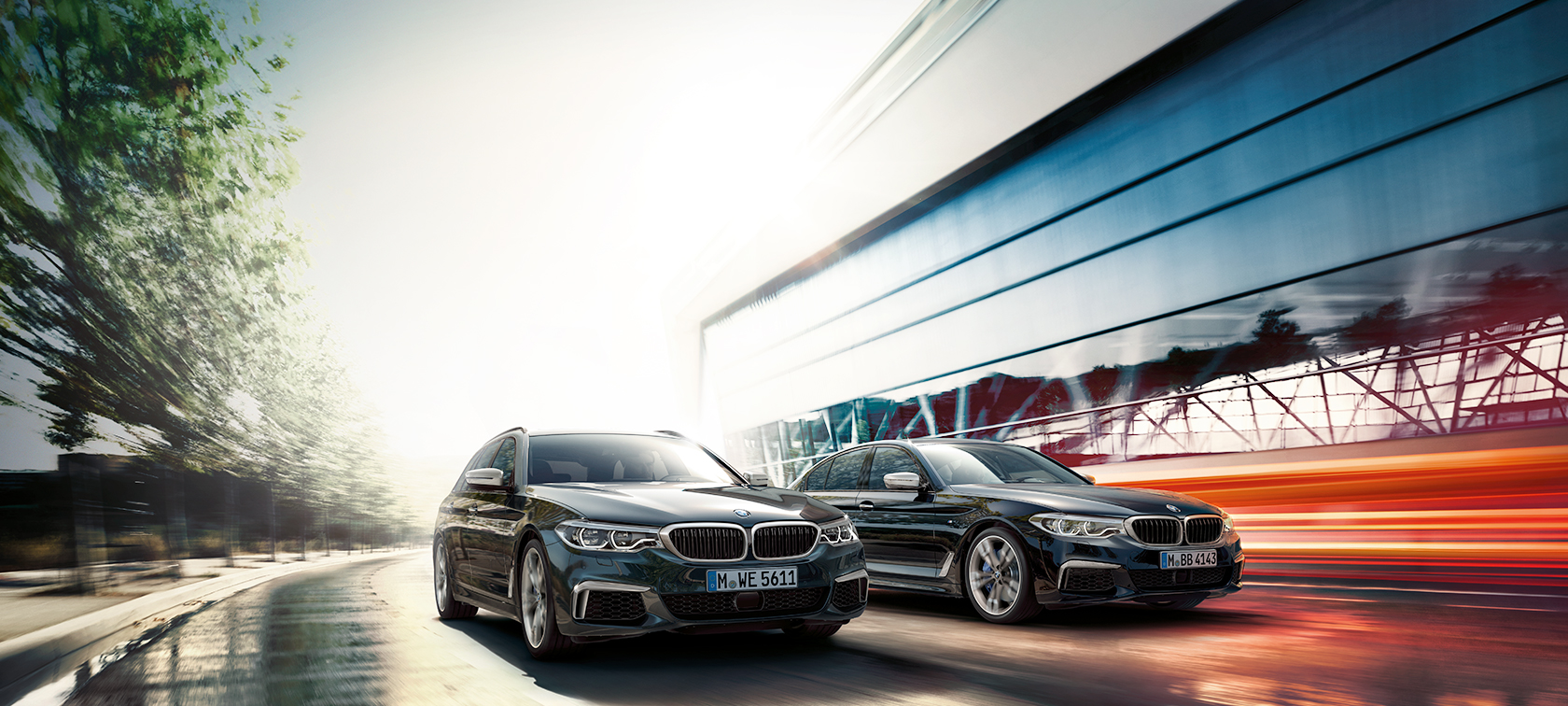 BMW M550d xDrive Touring v kovinski barvi Azurite Black Blue BMW M550d xDrive Touring G31, kovinska barva Azurite Black Blue, tričetrtinski stranski pogled
