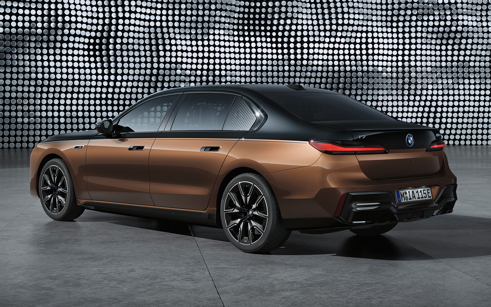 BMW i7 M70 xDrive Limuzina, G70, zunanjost, dvobarvno lakiranje BMW i7 M70 xDrive Limuzina, G70, zunanjost, dvobarvno lakiranje, stranski pogled