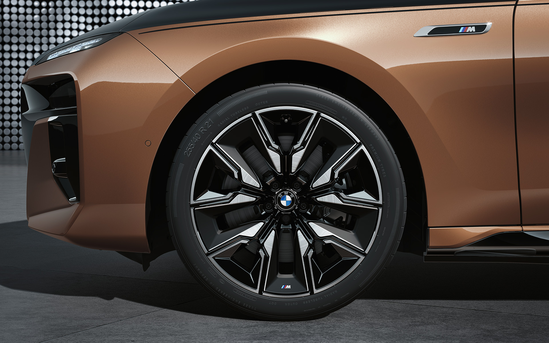 BMW i7 M70 xDrive Limuzina, G70, 21-palčna M aerodinamična platišča 909 M, večbarvna BMW i7 M70 xDrive Limuzina, G70, 21-palčna M aerodinamična platišča 909 M, večbarvna