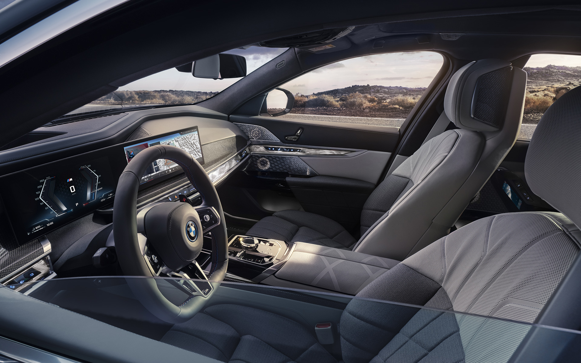 BMW M760e xDrive Limuzina, G70, My Mode Sport, pogled od zunaj v notranjost skozi na pol zaprto okensko steklo