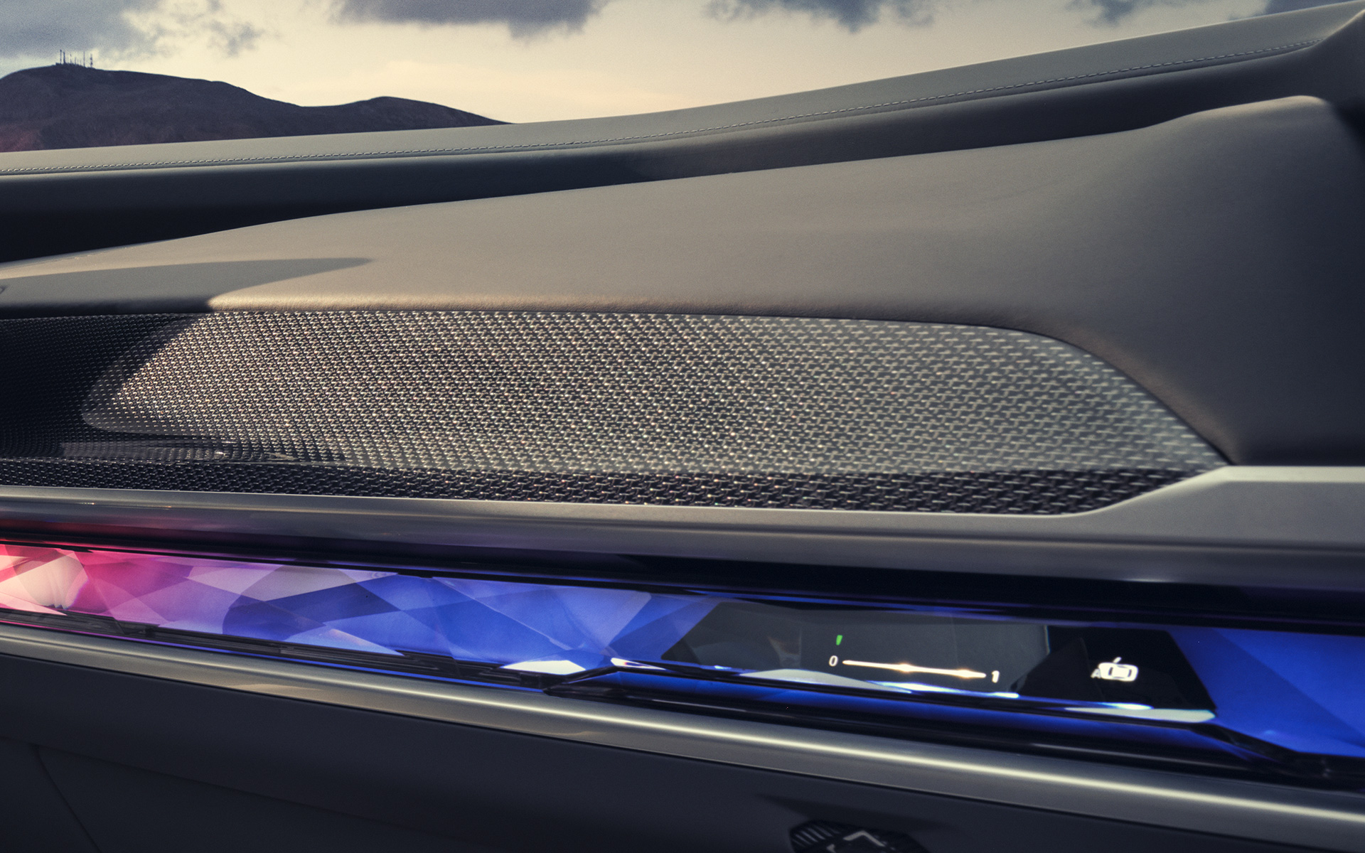 BMW M760e xDrive Limuzina, G70, pogled od blizu na M notranje obloge Carbon Fibre